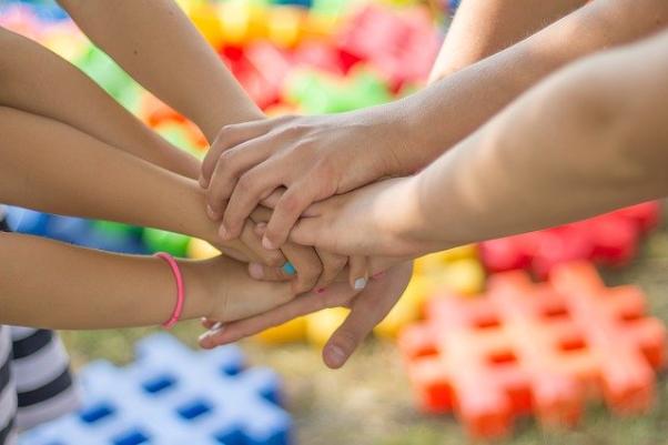 Warum Aufgabe der Caritas - Hände zusammehalt